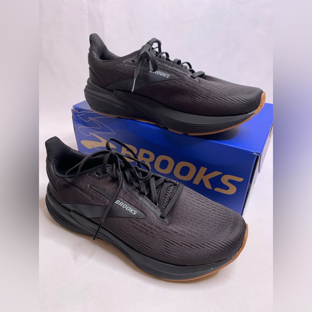 Women's Brooks Revel 8 Sneakers Black Walking Running shoes size 9 NIB Training